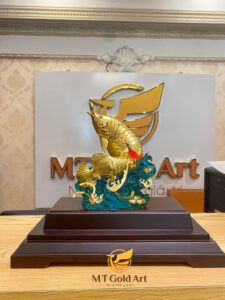 Tượng cá rồng vàng của MT Gold Art