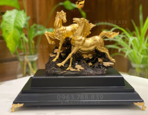 Quà tặng người thương cao cấp, ý nghĩa – tượng ngựa dát vàng
